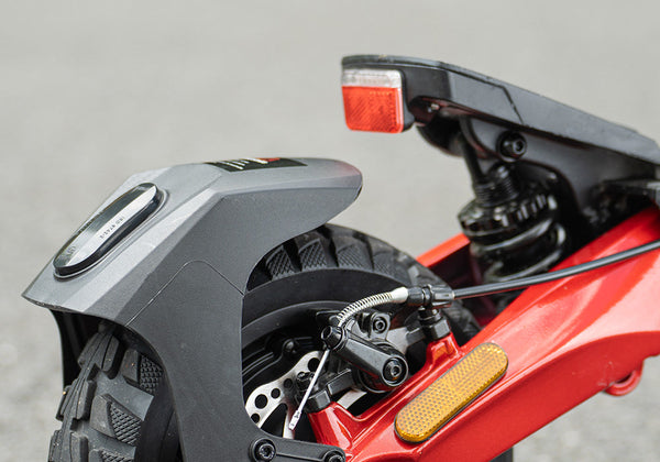 Schnell und Einfach: E-Scooter Reifen an der Tankstelle Aufpumpen